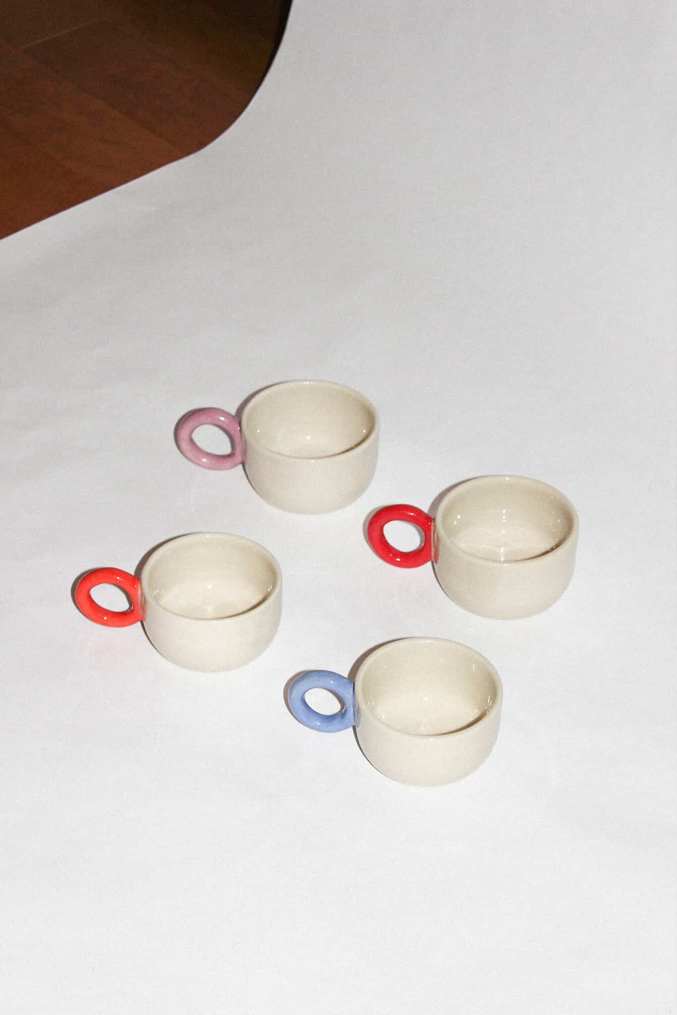 Tasse à anse colorée