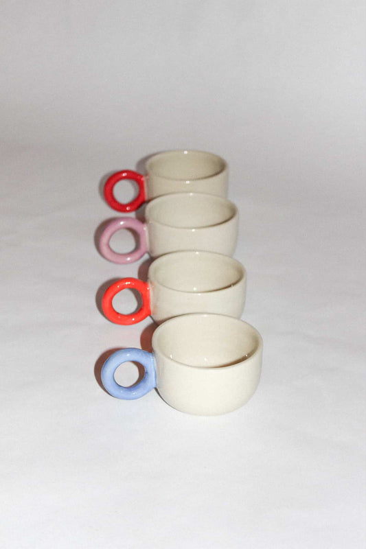 Tasse à anse colorée