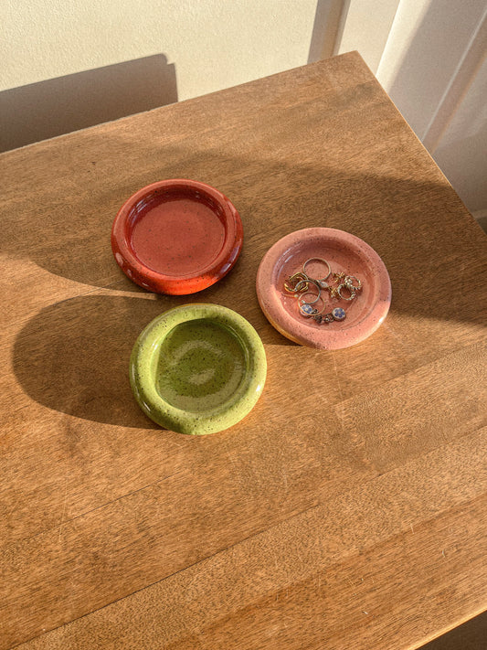 Petite assiette en céramique