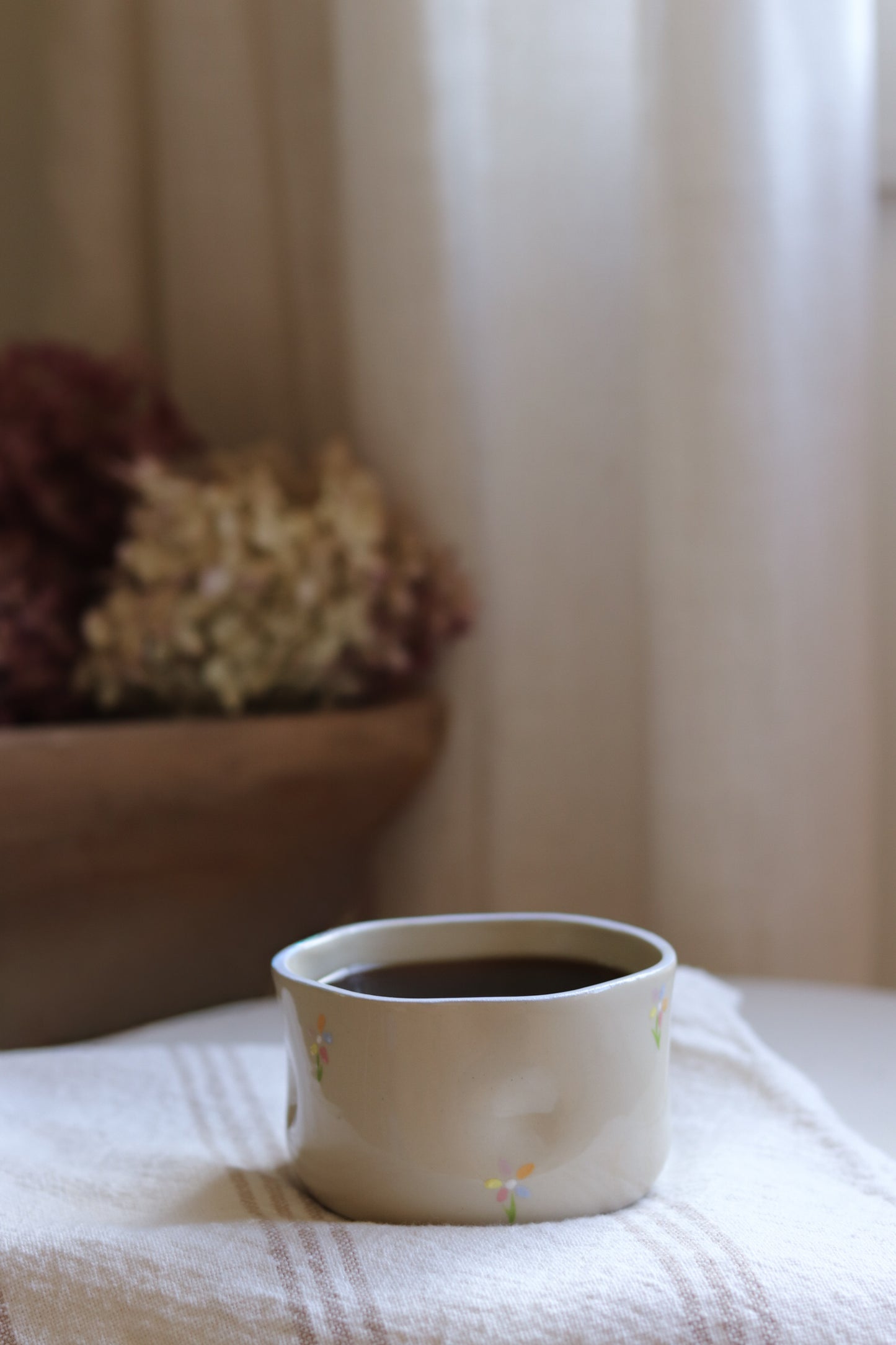Tasse petites fleurs colorées