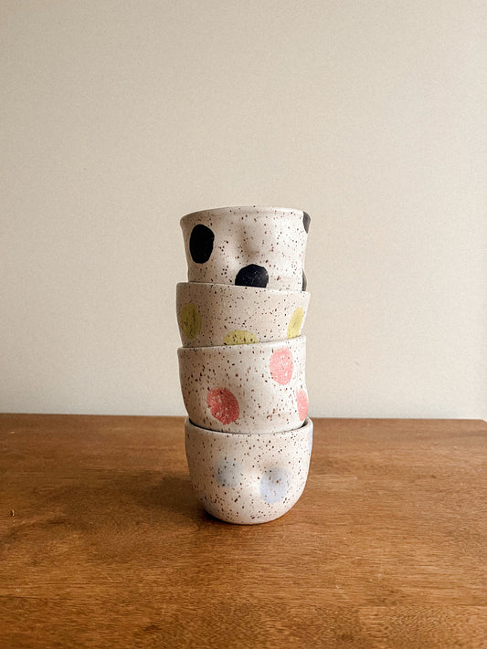 Tasse à pois colorés