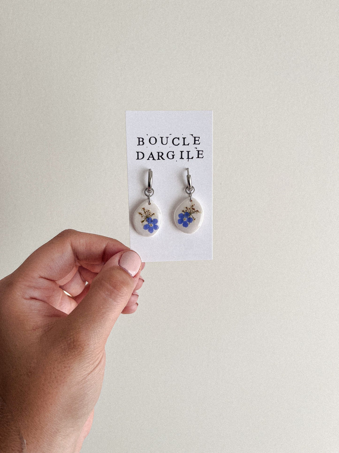 Boucle d'oreille florale - Argile blanche