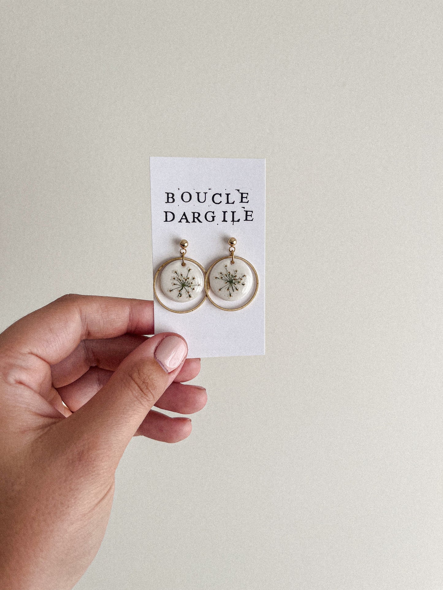 Boucle d'oreille florale - Argile blanche