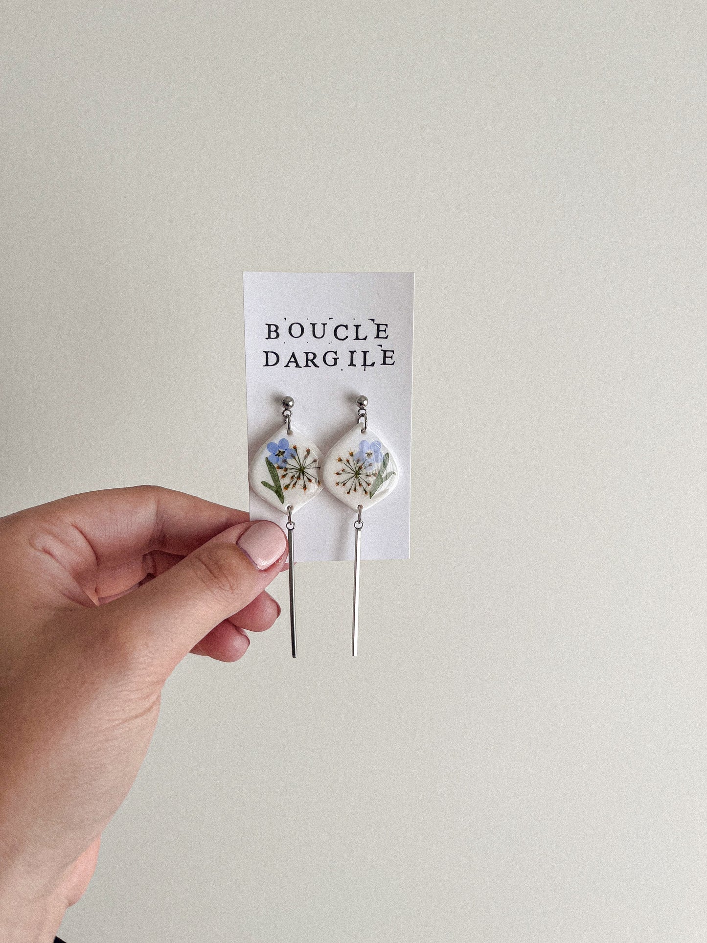 Boucle d'oreille florale - Argile blanche