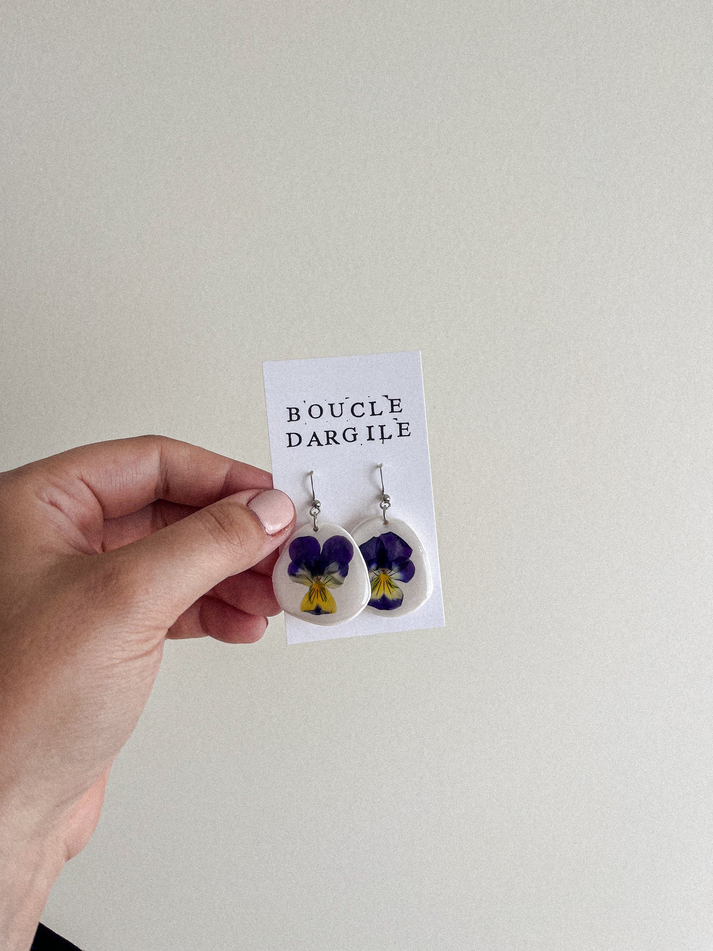 Boucle d'oreille florale - Argile blanche