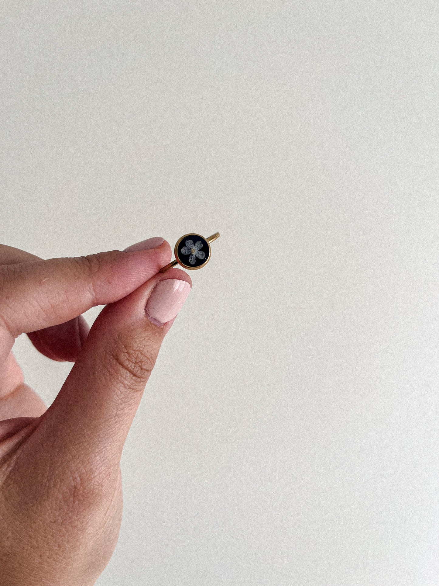 Bague florale - Argile noire