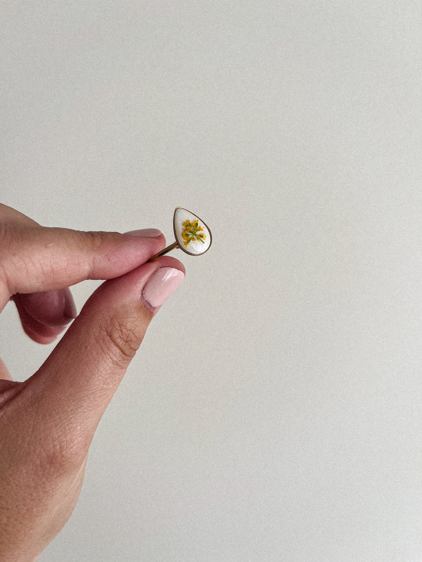 Bague florale - Argile blanche