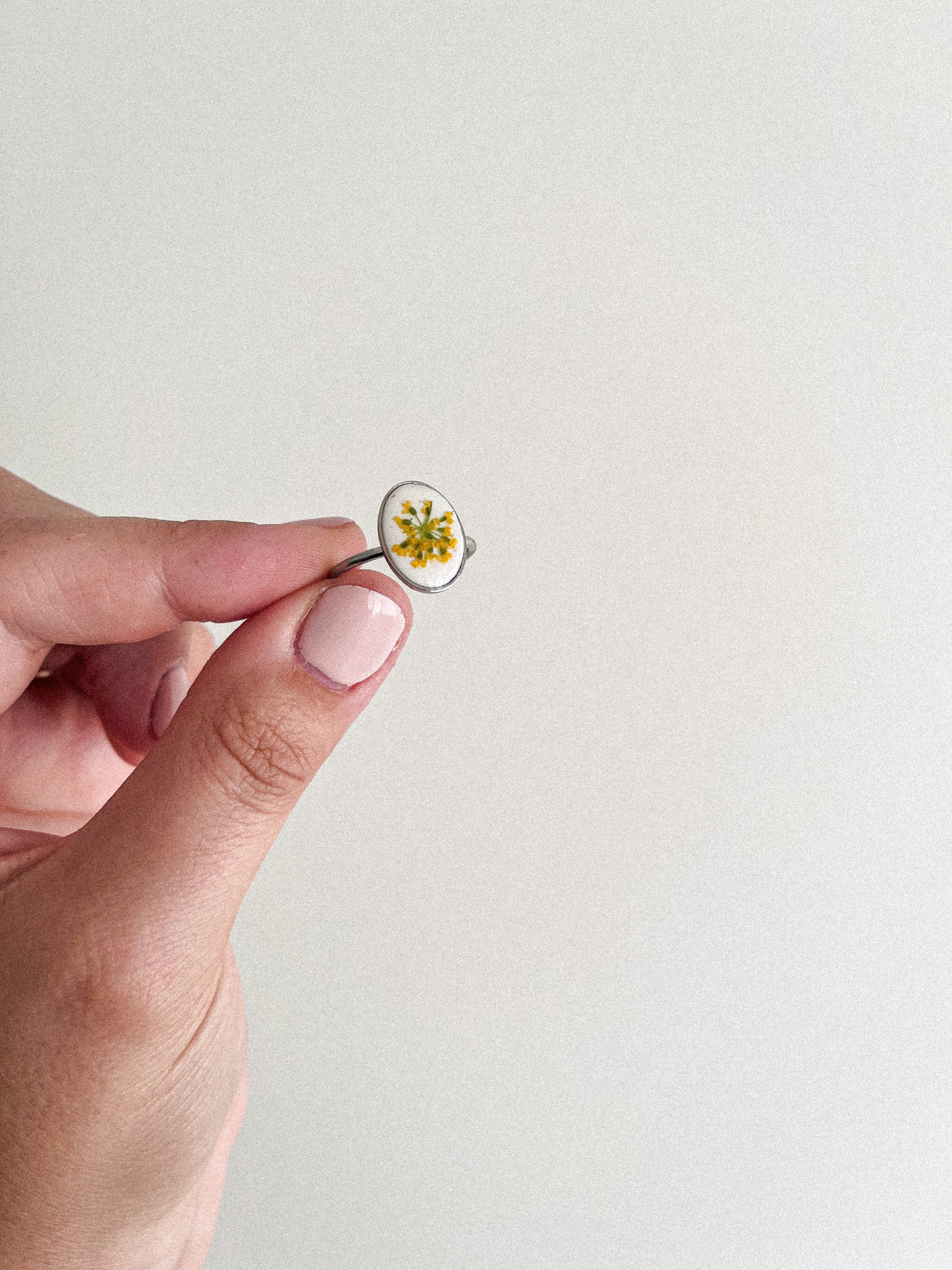 Bague florale - Argile blanche