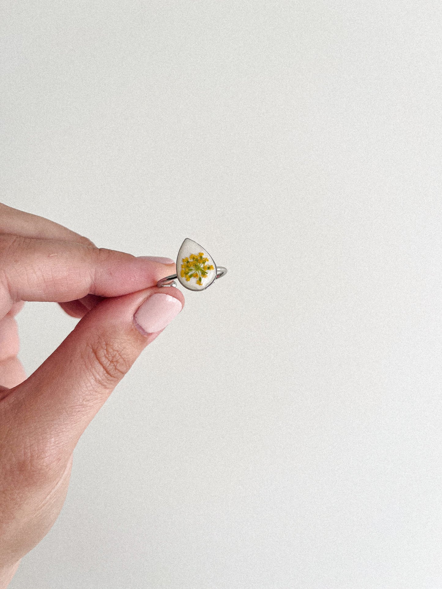 Bague florale - Argile blanche