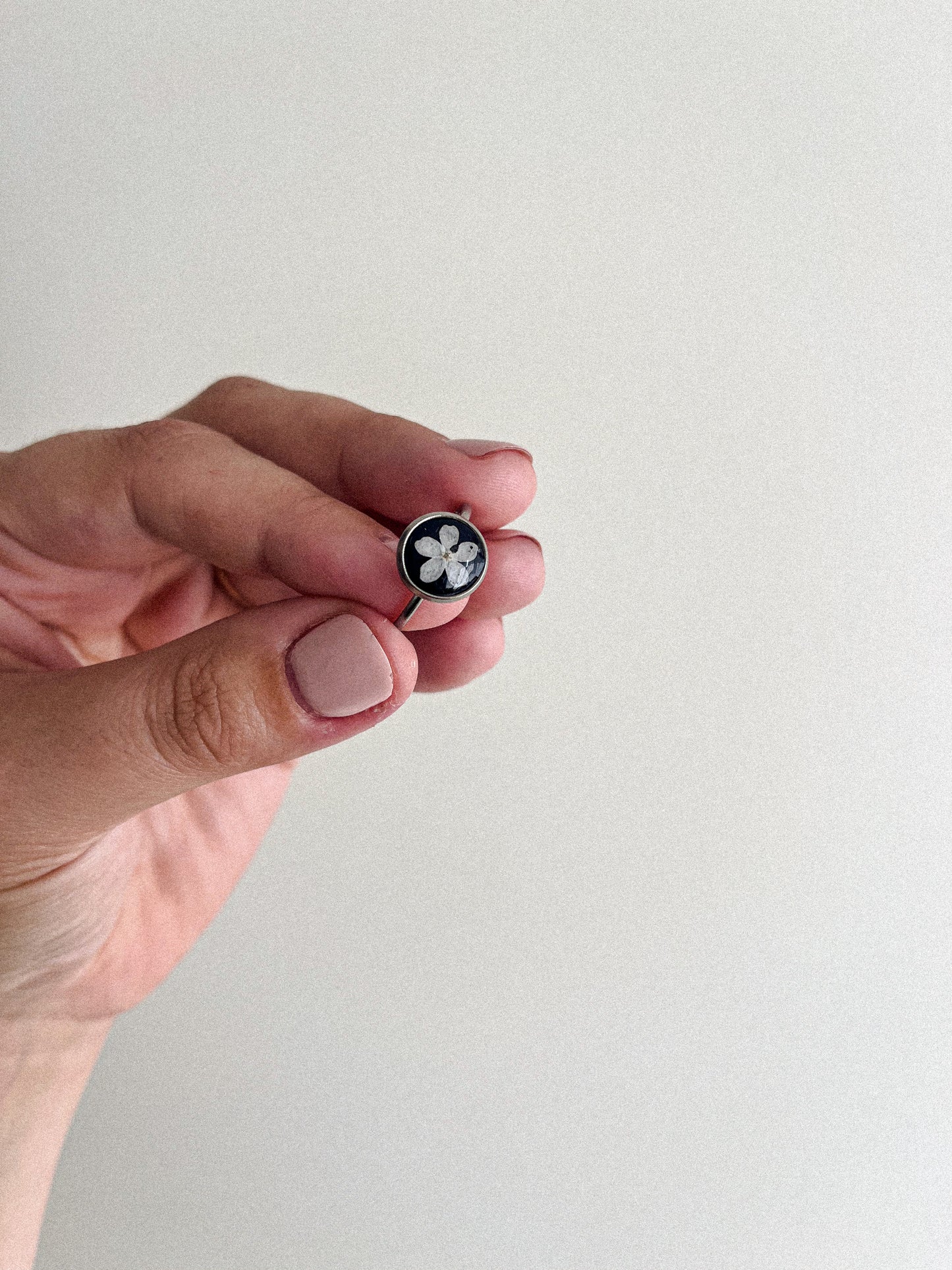 Bague florale - Argile noire