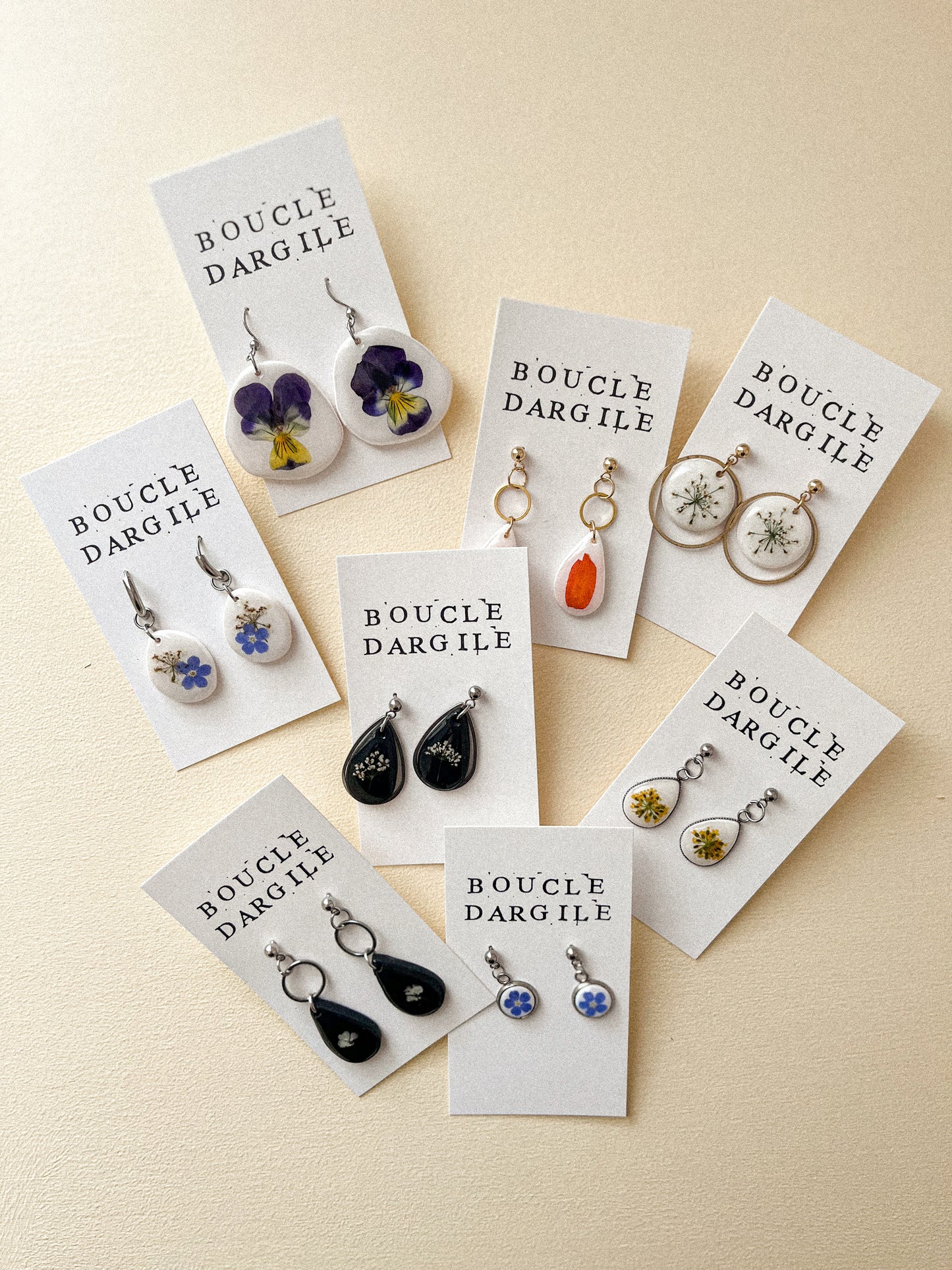 Boucle d'oreille florale - Argile blanche